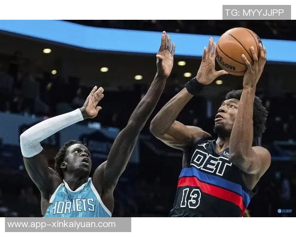 爱德华兹高效得分难救主球队失利全场19投11中砍下31分表现依旧亮眼 爱德华兹高效得分难救主球队失利全场19投11中砍下31分表现依旧亮眼