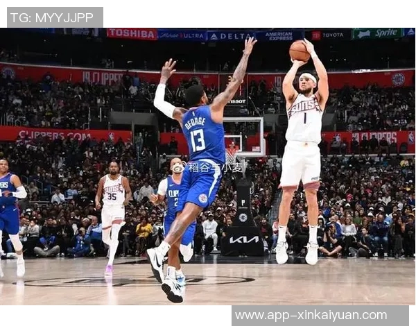 布克手感低迷却助攻频频半场仅得6分4失误展现团队配合 布克手感低迷却助攻频频半场仅得6分4失误展现团队配合