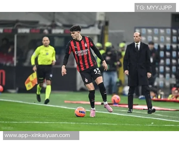 尤文16岁边锋埃利莫加莱随一线队训练展现莱奥相似技术特点